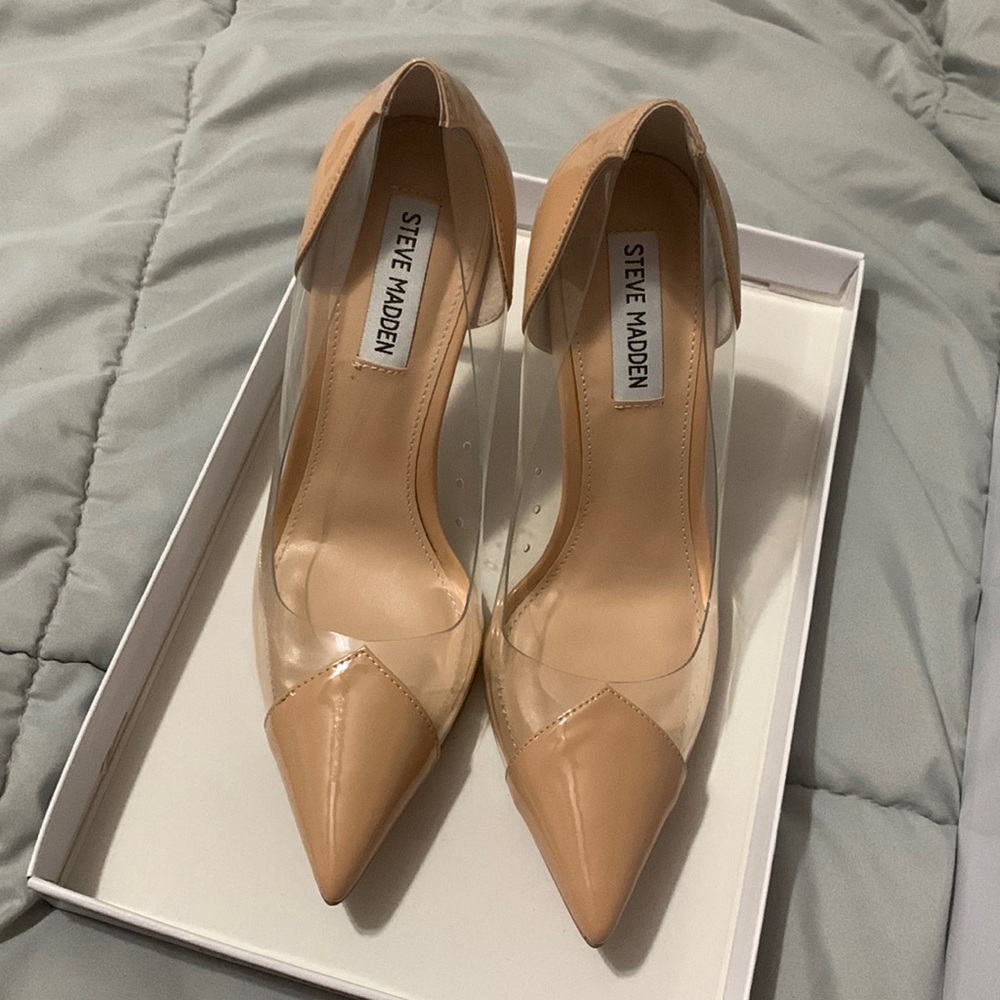 Nude pumps